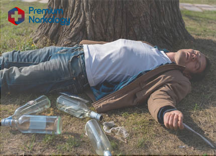 Вред алкоголизма для общества Алкоголик спит под деревом