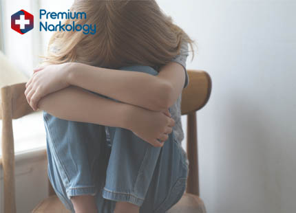 Влияние алкоголизма родителей на детей Грустная девушка с телефоном в руке